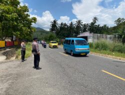 Anggota Brimob Amankan dan Atur Lalulintas Perayaan Lebaran Ketupat di Desa Komangaan