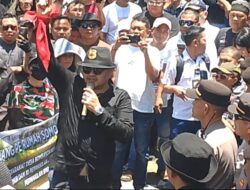 Ratusan Masyarakat Tergabung Dalam Ormas Gelar Aksi Demo Di Kantor Gubernur Sulut 