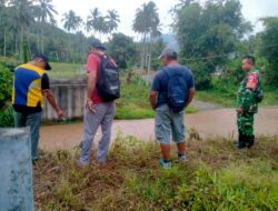 Babinsa Pantau Pembuatan Jembatan di Desa Mengka