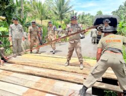 Perkuat Infrastruktur Desa, Brimob B Pelopor Brimob Polda Sulut Perbaiki Tiga Jembatan
