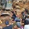 Tolak Penertiban, Puluhan Penambang Tradisional Bersujud di Depan Alat Excavator