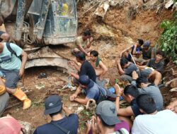 Tolak Penertiban, Puluhan Penambang Tradisional Bersujud di Depan Alat Excavator