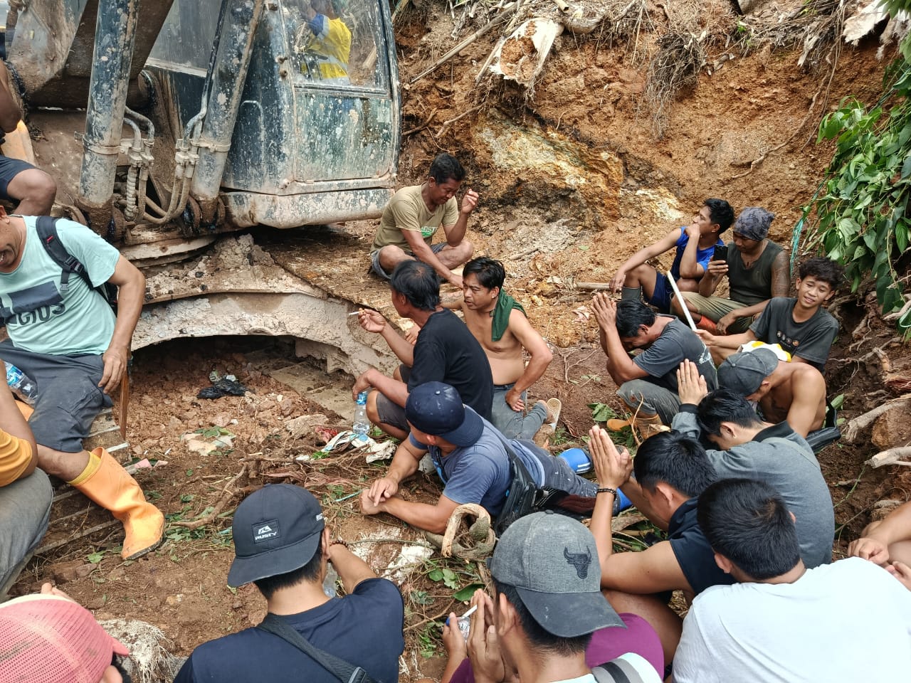 Para Penambang Tradisional Bersyujud di Depan Alat Excavator.(dok)