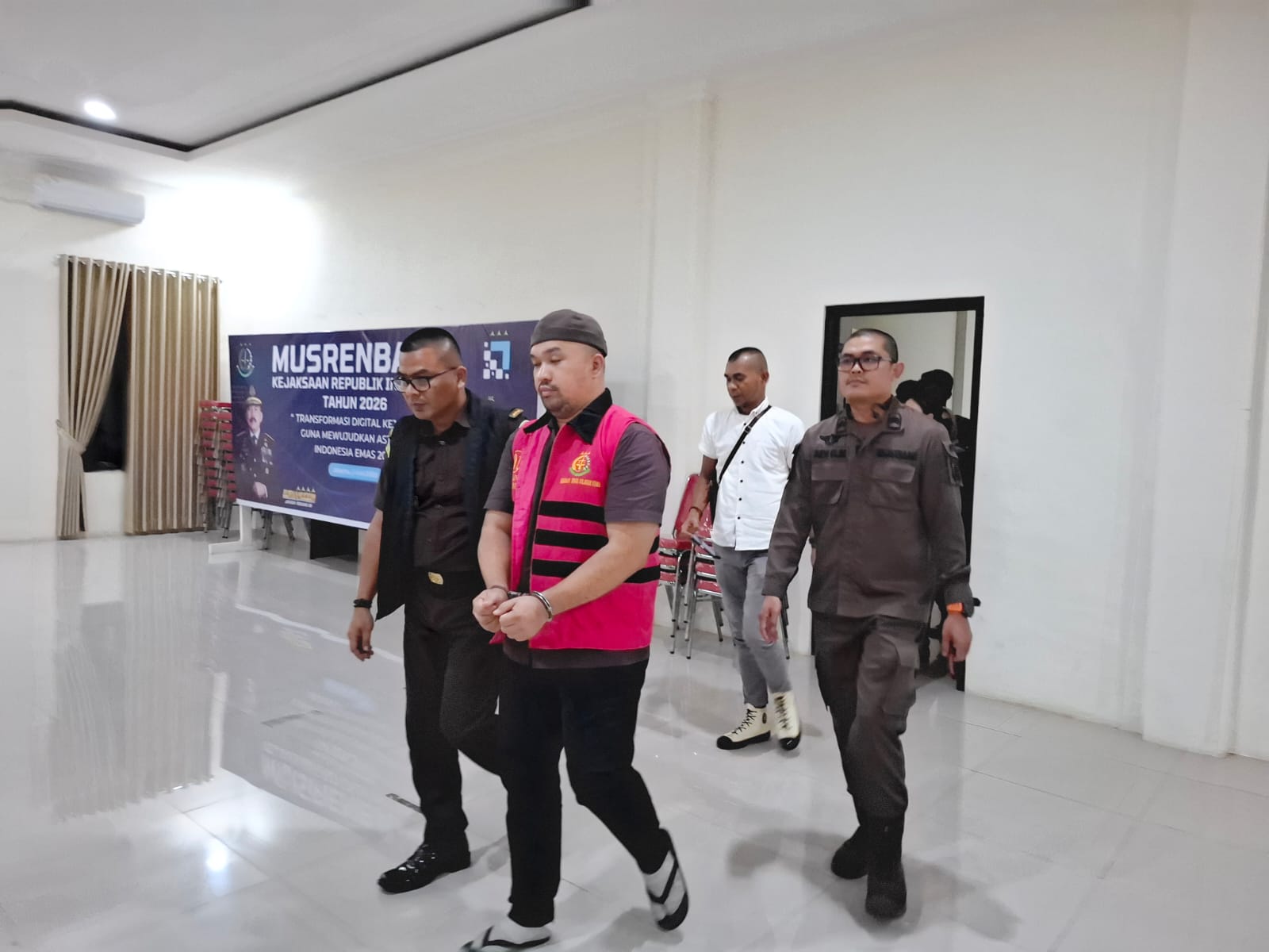 CHM Saat Digiring Oleh Penyidik Kejaksaan Kotamobagu, Ke Mobil Tahanan dan Akan di Bawah Ke Rutan Kotamobagu.