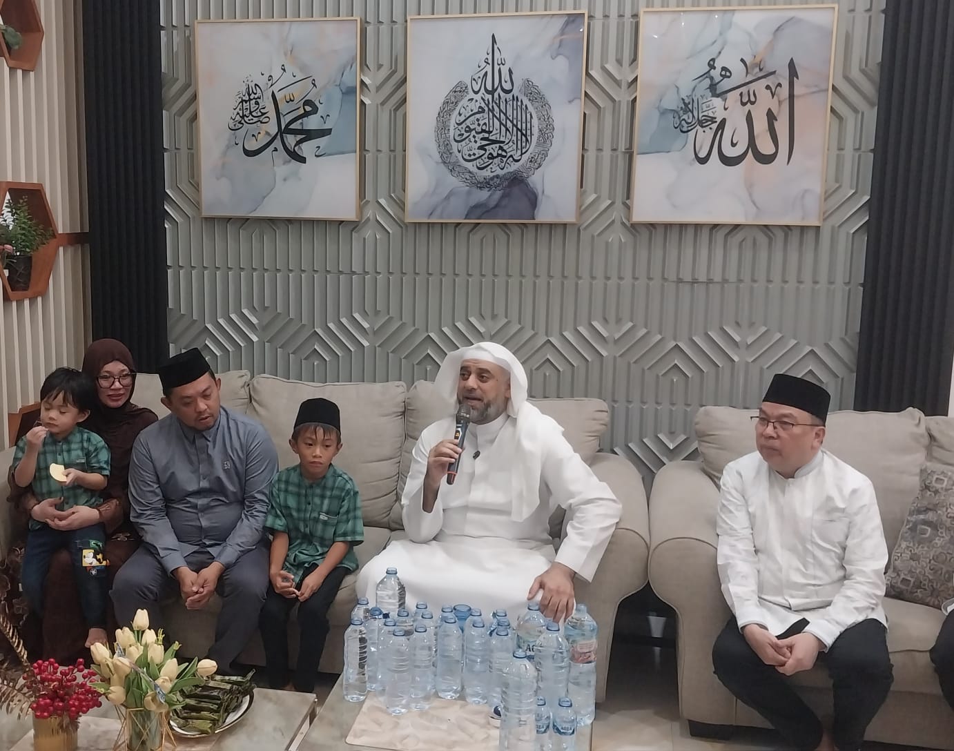 Nampak Keluarga Rahman Salehe-Mamonto Saat Mendengarkan Tausiyah Dari Ulama Besar Syeikh Muhammad Jaber.(Foto:Dok)
