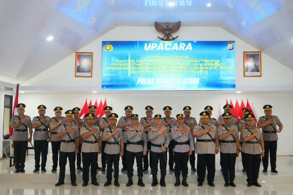 Kapolda Sulawesi Utara, Irjen Pol Roycke Harry Langie, Wakapolda Sulut Brigjen Pol Awi Setiyono Berfoto Bersama Dengan PJU dan Kapolres Yang Baru Selesai Sertijab.(Foto:Dok)