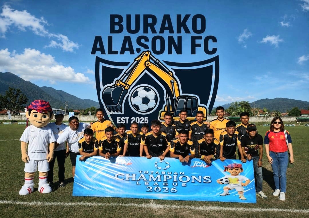 Nampak Manager Tim Burako Alason FC, Nurbaya Supit Saat Berfoto Bersama Tim Kesayangannya.( Foto: Dok)
