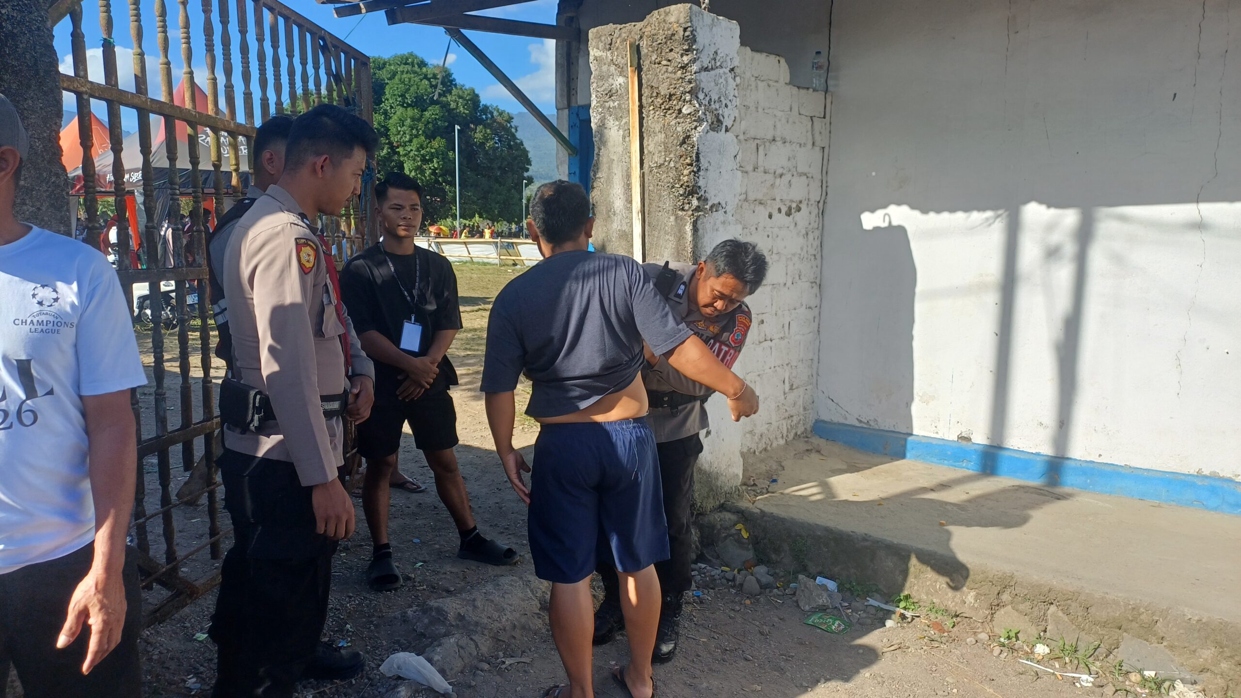 Nampak Personel Polres Kotamobagu Melakukan Pemeriksaan Ketat Kepada Para Penonton Yang Masuk Ke Stadion Nunuk Matali.(Foto: guf)