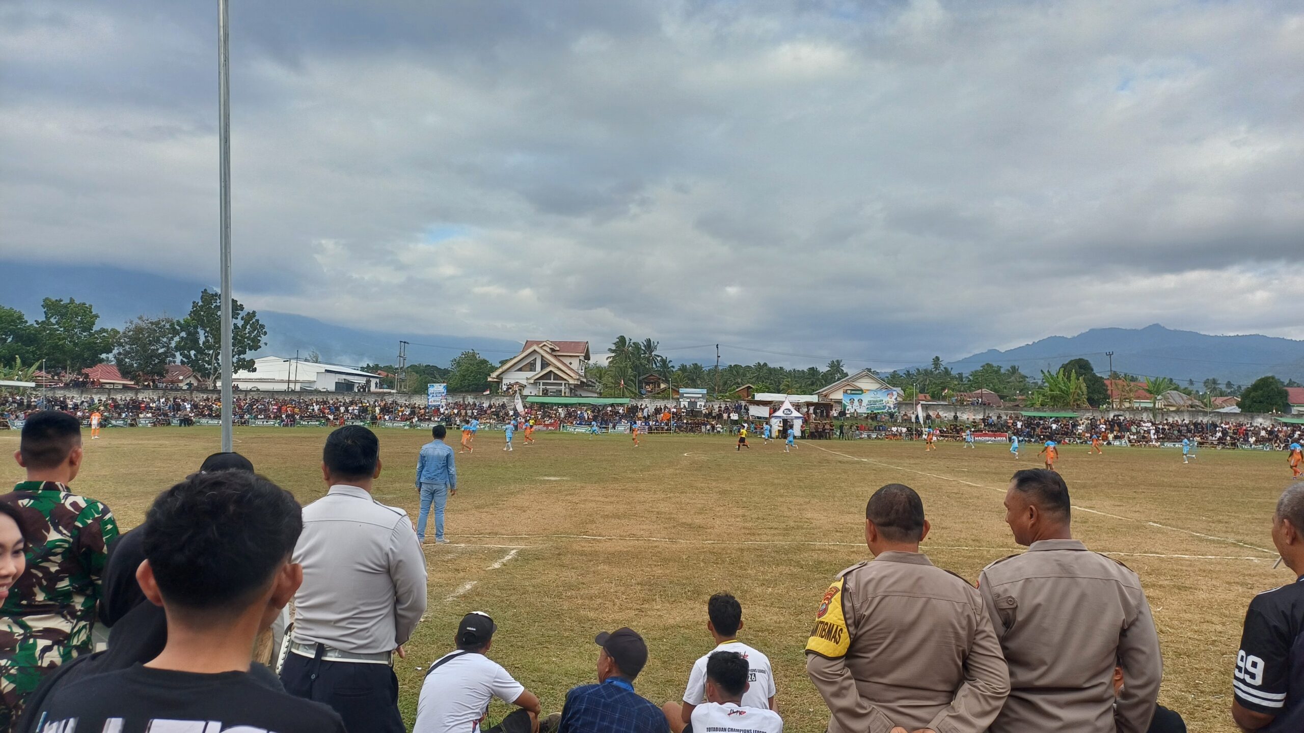 Nampak Ribuan Penonton Menyaksikan Laga Final TCL 2026 Antara ZM FC Bolsel Vs Bintang Muda Matali Di Stadion Nunuk Matali.( Foto: Guf)