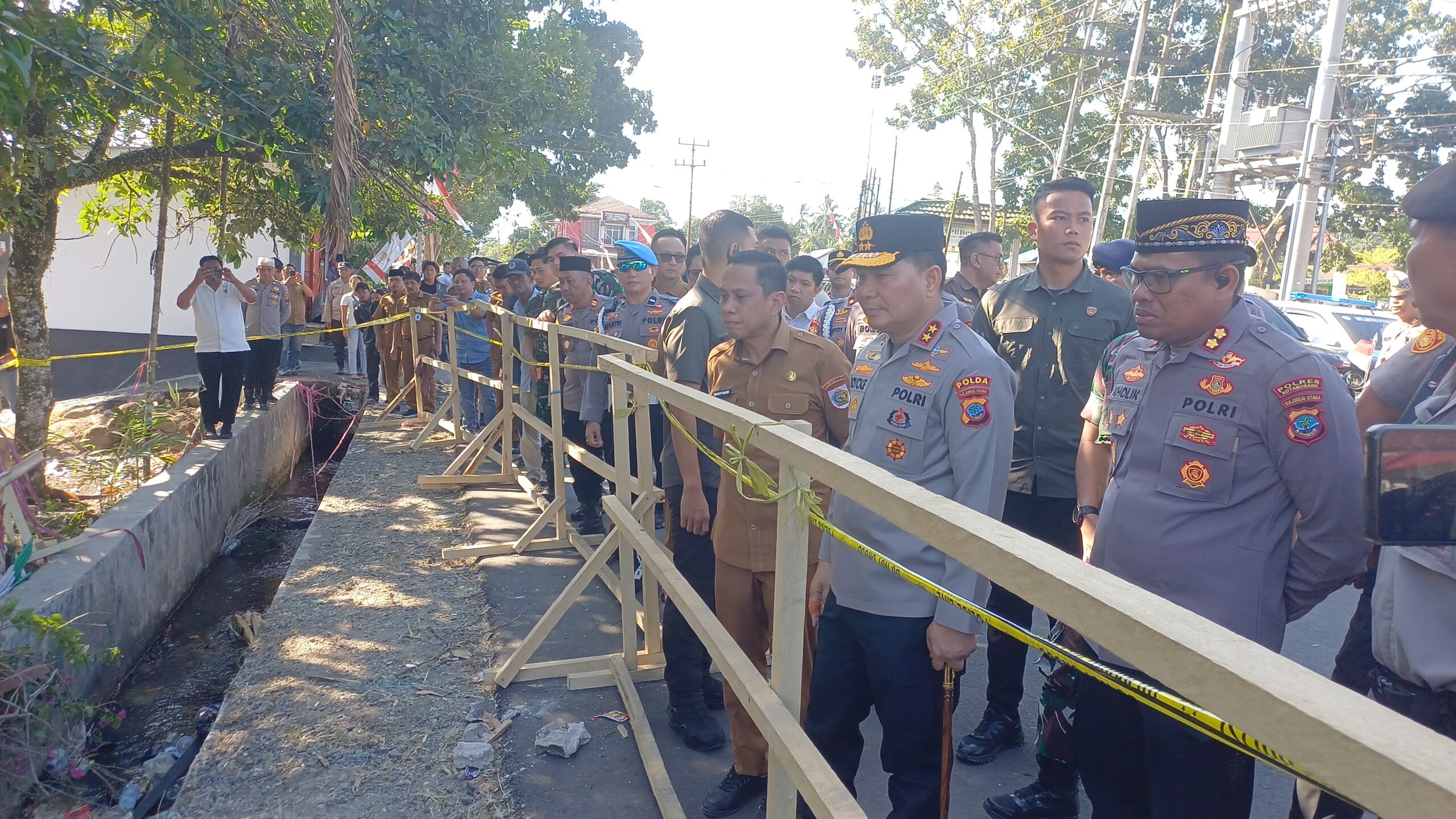 Nampak Kapolda Sulut Irjen Pol. Roycke Harry Langie Bersama Walikota Weny Gaib dan Unsur Forkopimda Turun Langsung ke TKP Atas Insiden Berdarah.(Foto: Guf)