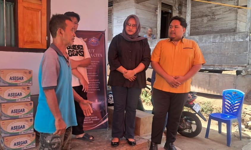 Nampak Panji Merdeka Anggota DPRD Kotamobagu Bersama Istri Saat Mendatangi Rumah Korban Tragedi Drag Race. ( Foto: Juan)