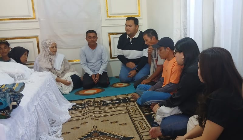 Nampak Ketua TIDAR Sulut Standius Bara Prima Berbincang-Bincang Bersama Keluarga Korban Tragedi Drag Race-Drag Bike.(Foto:Istimewa)