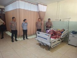 Peduli Anggota, Dansat Brimob Roby Samban dan Danyon Wayan Jenguk Personel Terluka saat Redam Konflik