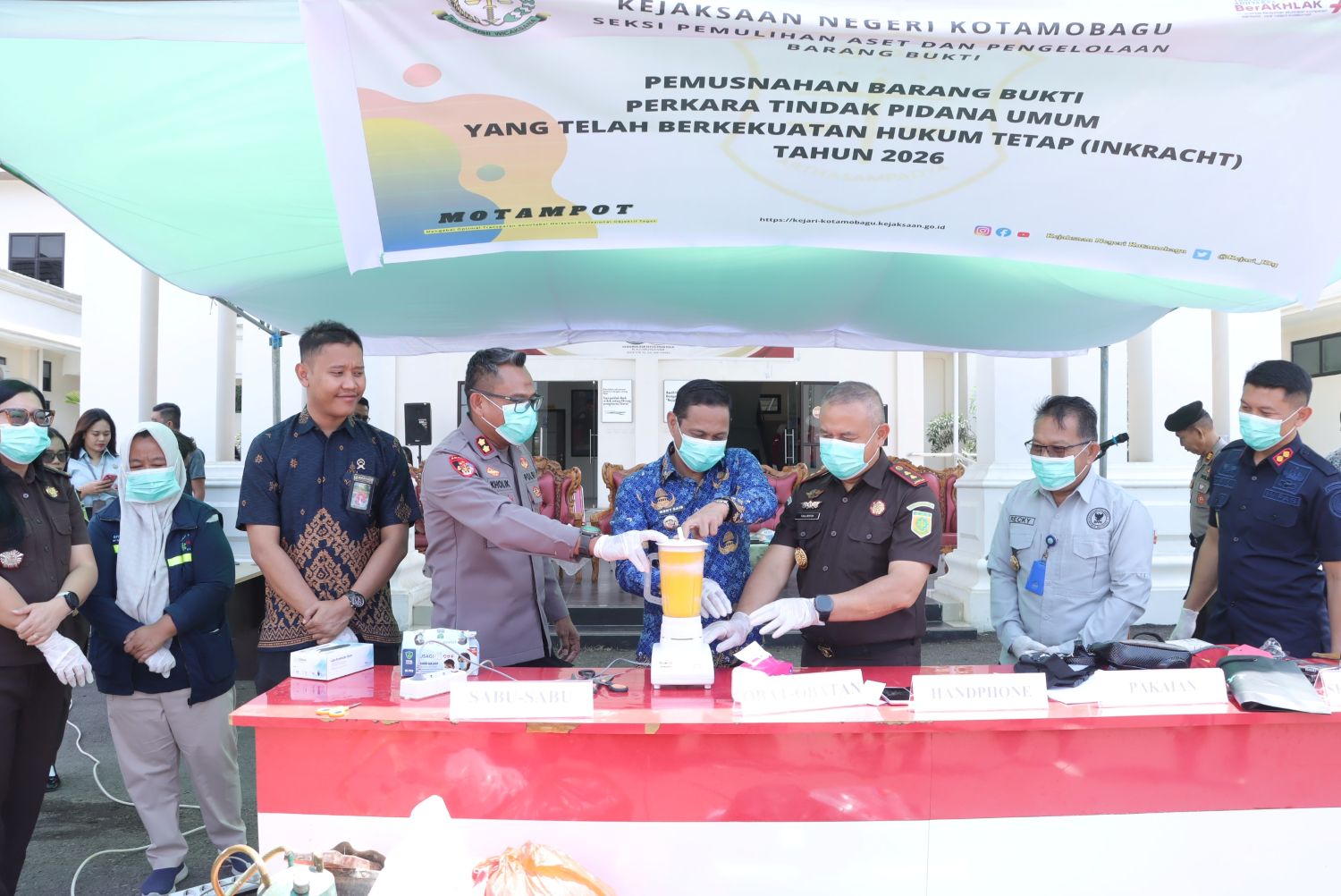 Nampak Kapolres Kotamobagu Akbp Abdul Kholik Hadir Langsung Pemusnahan Barang Bukti di Kantor Kejaksaan Negeri Kotamobagu