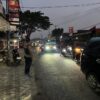 Gerak Cepat Kapolsek Langowan Urai Kemacetan di SPBU, Arus Lalu Lintas Kembali Normal