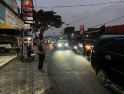 Gerak Cepat Kapolsek Langowan Urai Kemacetan di SPBU, Arus Lalu Lintas Kembali Normal